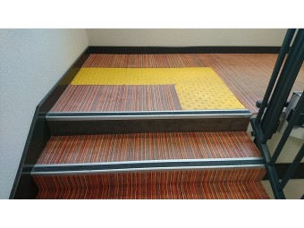 Bande podotactile d'éveil à la vigilance en caoutchouc à coller