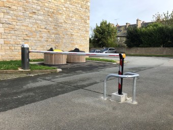 Etrier de protection 3 pieds haut à sceller galvanisé Ø60mm