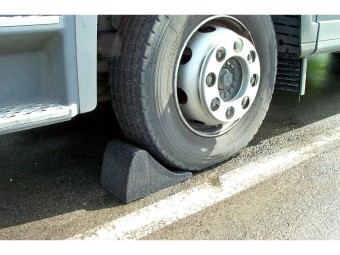 Cale roue pour poids lourds et camions