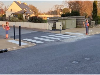 Figurine de signalisation de proximité d'école - Léa ou Léo