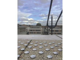 Clou podotactile en inox strillé à sceller