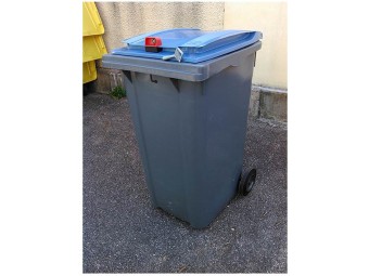 Serrure automatique à déverrouillage par gravite pour bacs SULO