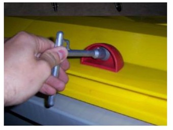 Serrure automatique à déverrouillage par gravite pour bacs SULO