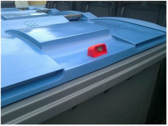 Serrure automatique à déverrouillage par gravite pour bacs SULO