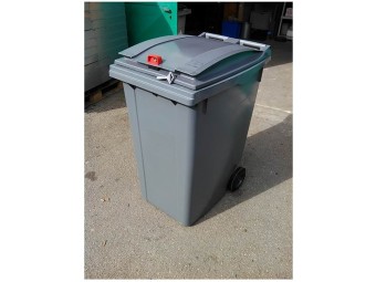 Serrure automatique à déverrouillage par gravite pour bacs SULO
