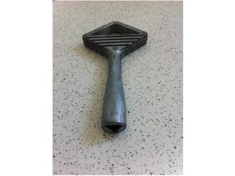 Serrure automatique à déverrouillage par gravite pour bacs SULO