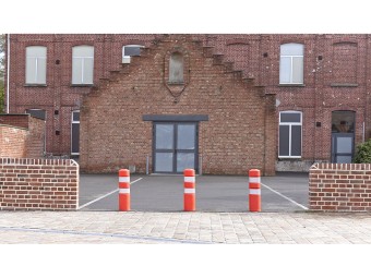 Poteau de délimitation orange avec 2 bandes refechissantes