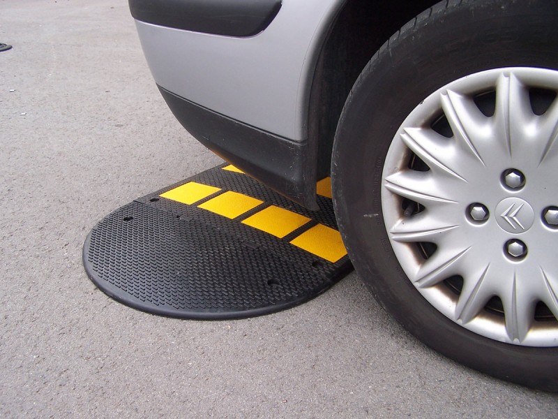 Ralentisseur hauteur 30 mm avec 8 panneaux jaunes réfléchissants Ralentisseur hauteur 30 mm avec 8 panneaux jaunes réfléchissants