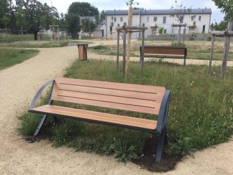 Banc public Bergerac stratifié compact avec accoudoir