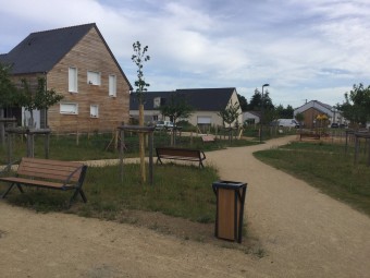 Banc public Bergerac stratifié compact avec accoudoir