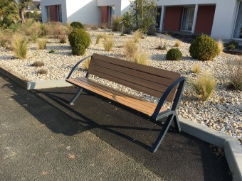 Banc public Bergerac stratifié compact avec accoudoir