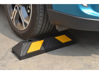 Butée de parking en composite avec fixation