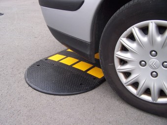 Ralentisseur hauteur 30 mm avec 8 panneaux jaunes réfléchissants