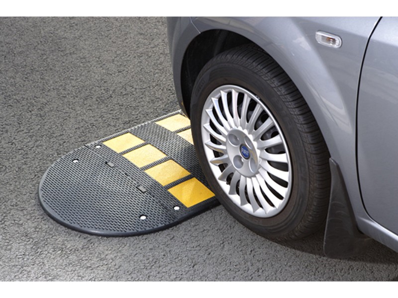 Ralentisseur hauteur 30 mm avec 8 panneaux jaunes réfléchissants