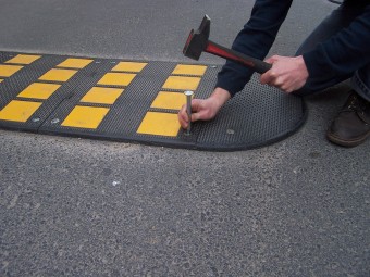 Ralentisseur modulaire bas 30 mm à bandes jaunes