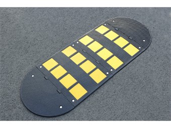 Ralentisseur hauteur 30 mm avec 8 panneaux jaunes réfléchissants