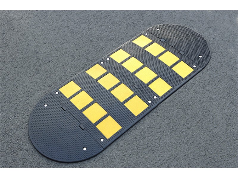 Ralentisseur hauteur 30 mm avec 8 panneaux jaunes réfléchissants