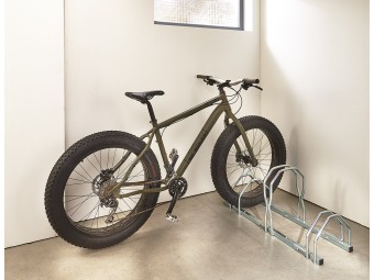 Râtelier 3 vélos sur 2 niveaux pour fat bike - largeur pneu ajustable