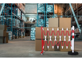 Barrière extensible en acier avec poteau sur socle mobile lesté