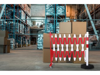 Barrière extensible en acier avec poteau sur socle mobile lesté