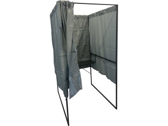 Isoloir PMR avec rideau ignifugé