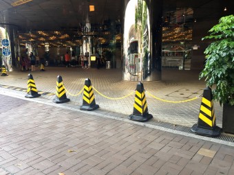 Cône de signalisation rectangulaire avec picto de prévention