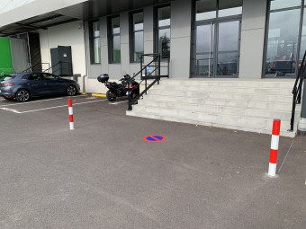 Marquage au sol adhésif extérieur - PARKING INTERDIT