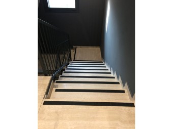 Ruban adhésif de signalisation antidérapant