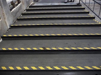 Ruban adhésif de signalisation antidérapant