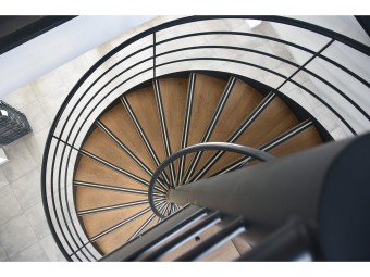 Ruban adhésif de signalisation antidérapant