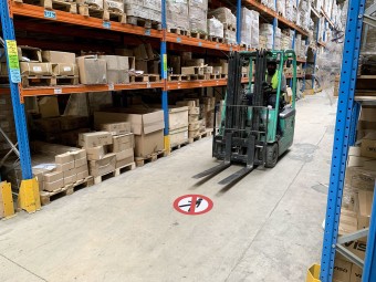 Marquage au sol adhésif - INTERDIT AUX PIETONS