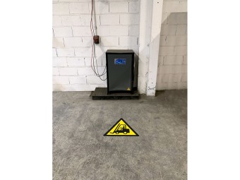 Marquage au sol adhésif - Antidérapant triangle - DANGER CHARIOTS