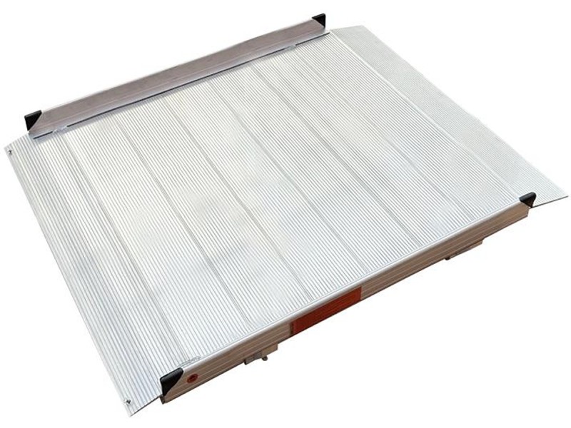 Rampe aluminium PMR avec bavettes et chasse-roues