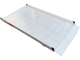 Rampe aluminium PMR avec bavettes et chasse-roues