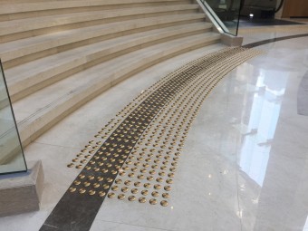 Clou podotactile Ø25mm aluminium ciselé - doré - vendu par lot de 100