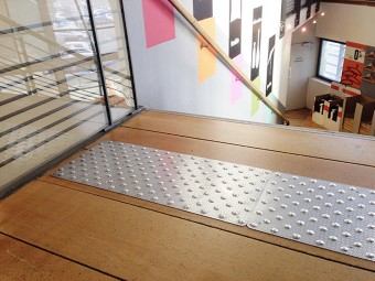 Dalle podotactile en inox
