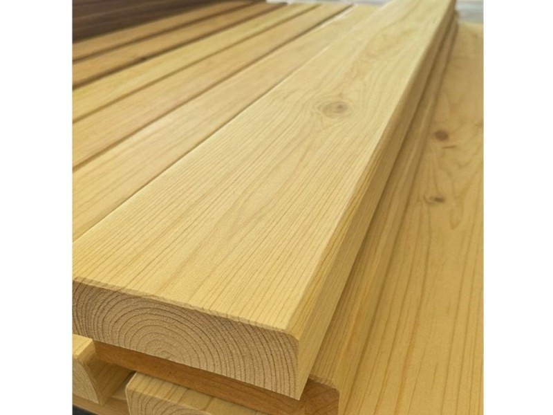 Lames en pin du nord pour bancs publics