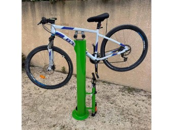 Station de réparation et de gonflage pour vélos