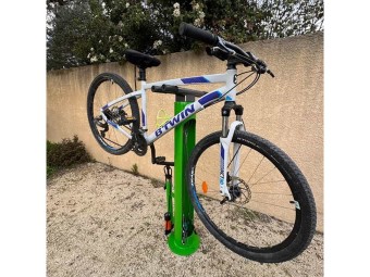 Station de réparation et de gonflage pour vélos