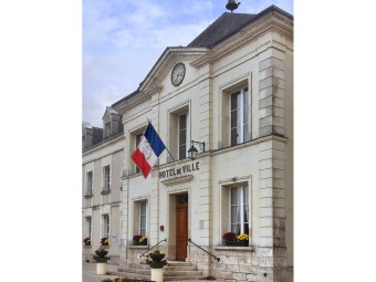 Drapeau français de façade sur hampe